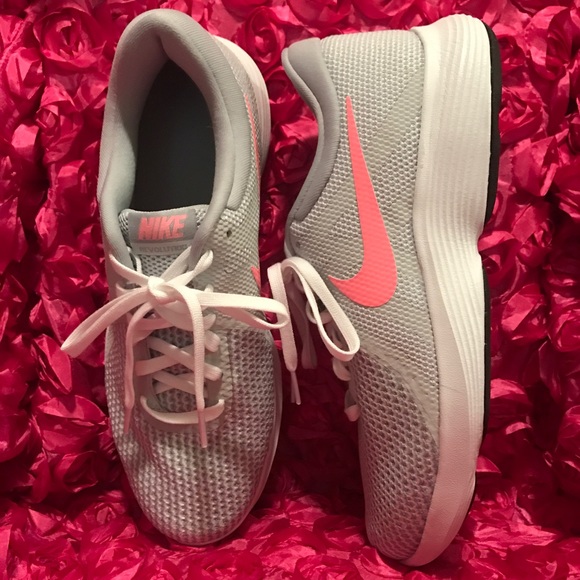 Nike Women's REVOLUTION 4 Platinum/Sunsets - Picture 2 of 8